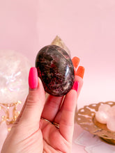 Load image into Gallery viewer, Garnet Palmstone 003
