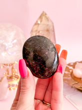 Load image into Gallery viewer, Garnet Palmstone 002
