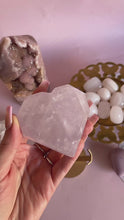 Load and play video in Gallery viewer, Periwinkle Rose Quartz Heart on Golden Stand 001
